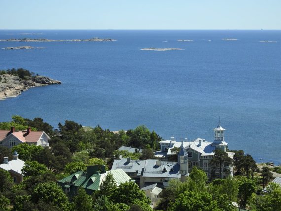 Hangon huviloita meren rannalla