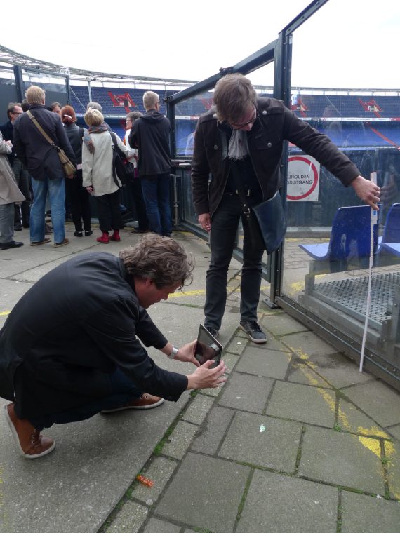 Arkkitehdit Kimmo Lintula ja Juha Sundqvist tutkivat penkkirivien mitoitusta Rotterdamissa