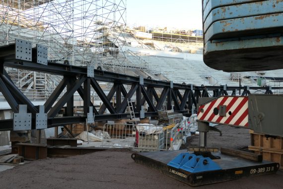 Kaarrekatsomon uuden katoksen teräsrakenne koottuna valmiiksi paikalleen nostettavaksi