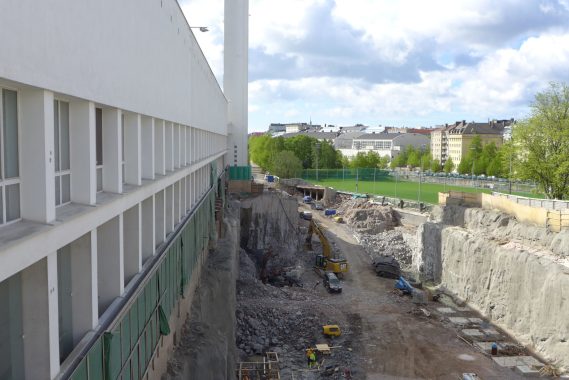 Uusille liikuntahalleille louhittiin tilaa stadionin läntisen pihan alle