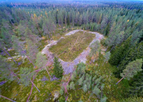 Dronen ottama kuva Kastellin jätinkirkosta