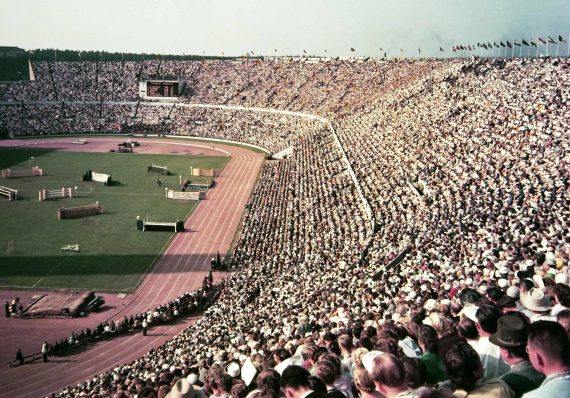 Helsingin olympialaisten päätöspäivänä 3.8.1952 Olympiastadionilla pidettiin esteratsastuskilpailu