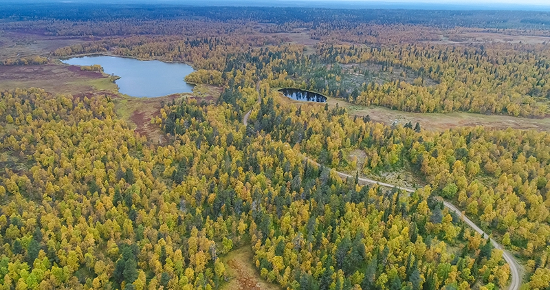 Loitsana-lampi (vasemmalla)